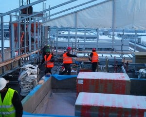 Læs mere om byggetelte Et byggetelt opstilles på taget